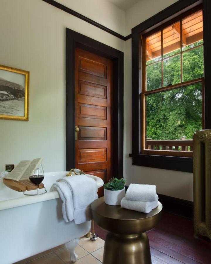Naramata Inn Екстериор снимка