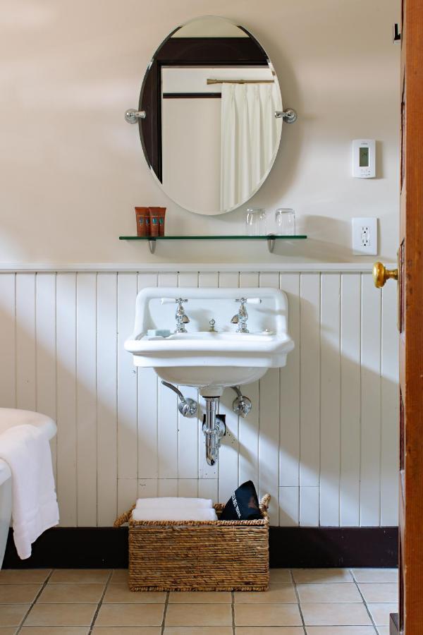 Naramata Inn Екстериор снимка